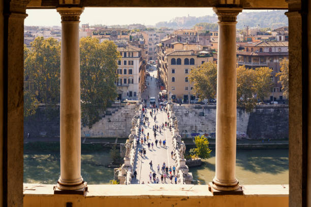 ビューのポンテ ウンベルトの私ローマのサンタンジェロ城からテヴェレ川を渡る日 - castel santangelo ストックフォトと画像