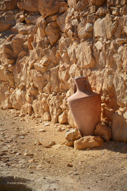 starożytna amfora w pobliżu skalistego muru w twierdzy masady, izrael - masada zdjęcia i obrazy z banku zdjęć
