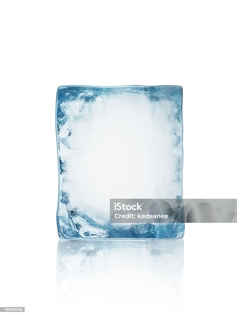 Ice blok na białym tle - Zbiór zdjęć royalty-free (Kostka lodu)