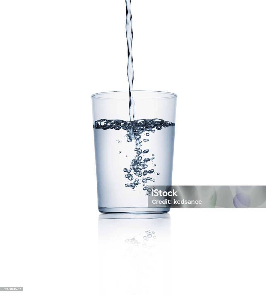 Acqua Versare in un bicchiere - Foto stock royalty-free di Acqua