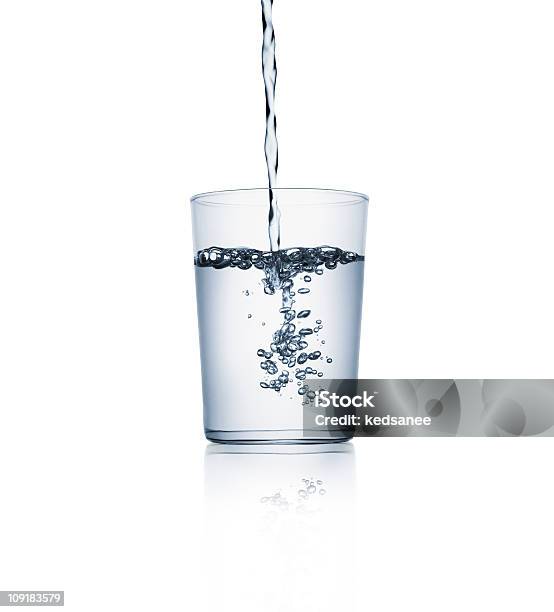 Acqua Versare In Un Bicchiere - Fotografie stock e altre immagini di Acqua - Acqua, Acqua potabile, Alchol