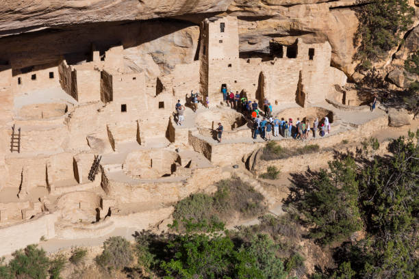 touristes à cliff palace au parc national de mesa verde dans le colorado, états-unis - ancient pueblo peoples photos et images de collection