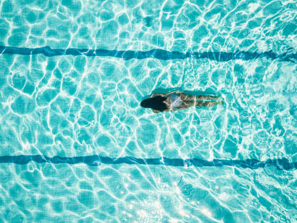vista aérea en idiving chica en la piscina - lanzarse al suelo fotografías e imágenes de stock