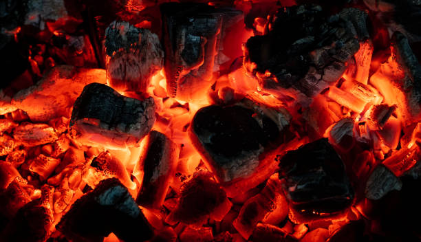 ascuas que brillan intensamente ardientes hermosa - charbroil fotografías e imágenes de stock
