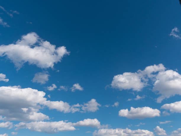 schöne weiße wolken am blauen himmel - air landscape stratosphere day stock-fotos und bilder