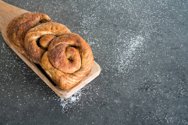 traditionnels néerlandais cannelle, pain de sucre dans un pain, appelé zeeuwse bolus - zeeland photos et images de collection