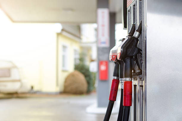 napełnianie petroll w stacji. - gas station service red yellow zdjęcia i obrazy z banku zdjęć