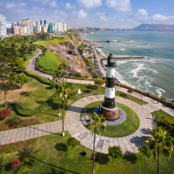 vue aérienne du phare de miraflores, lima, pérou. - architecture travel destinations vertical outdoors photos et images de collection