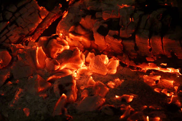 glühende kohlen - ash fireplace fire log stock-fotos und bilder