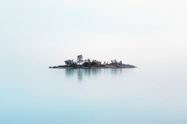 isola remota appesa nella nebbia sul lago settentrionale - karelia foto e immagini stock