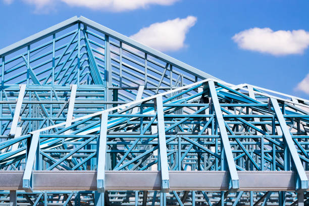 дом строительство стальной каркас, фон с копией пространства - construction steel construction frame built structure стоковые фото и изображения