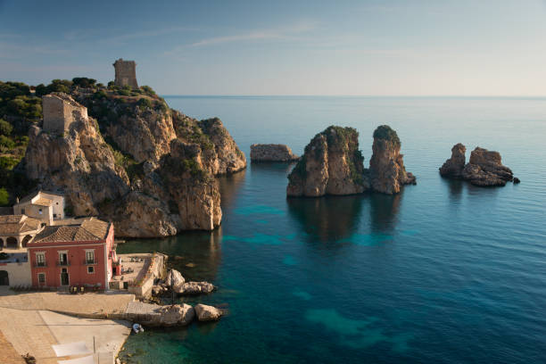 Farallones en la costa de Sicilia en Scopello - foto de stock