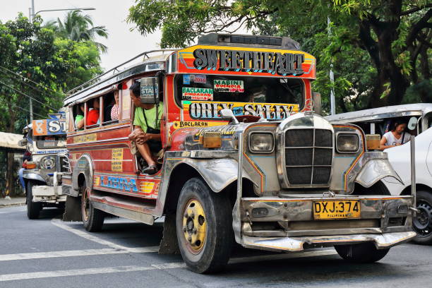 dyipnis-jeepneys 신호등-마리아 orosa 애비뉴에서 중단 되었습니다. 인트라 무 로스-마닐라-필리핀-0936 - jeepney 뉴스 사진 이미지