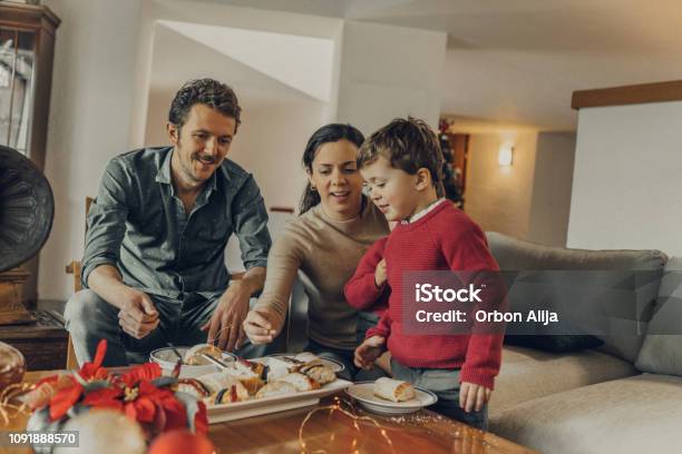 Family Having Rosca De Reyes Stock Photo - Download Image Now - Epiphany - Religious Celebration, Rosca De Reyes, Family