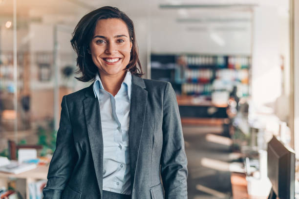 portret uśmiechniętej bizneswoman - people well dressed success achievement zdjęcia i obrazy z banku zdjęć