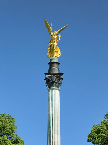 angel of peace on the top of friedensengel monument in munich, germany - munich wing friedensengel angel imagens e fotografias de stock