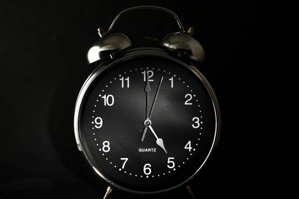 old retro alarm clock - 5 horas imagens e fotografias de stock