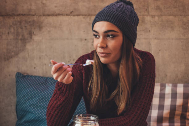 istock Woman with knit hat having breakfast at cafe 1091899672