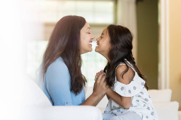 mãe e filha esfregar narizes juntos em casa - rubbing noses - fotografias e filmes do acervo