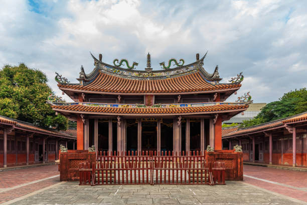 tainan confucius temple tainan, taiwan - hokkien photos et images de collection