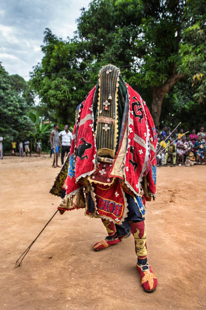 Benin, West Africa, portrait of a masqueraded Egoun Egoun, believed as spirit of the deads, during a Voodoo ritual ceremony. The Egoun Egoun spirits in the so-called "Revenant" ceremony. A Voodoo ritual in the province of Zinvié, a town and arrondissement in the Atlantique Department of southern Benin. benin stock pictures, royalty-free photos & images