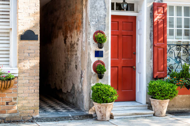 charleston, usa downtown city street in south carolina with nobody in southern town by old vintage houses architecture, narrow alley and door entrance - southern charm imagens e fotografias de stock