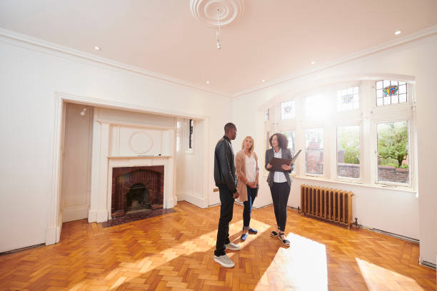 istock estate agent showing a property 1091920744