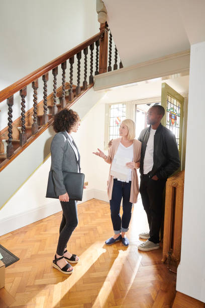 istock estate agent showing a property 1091922282
