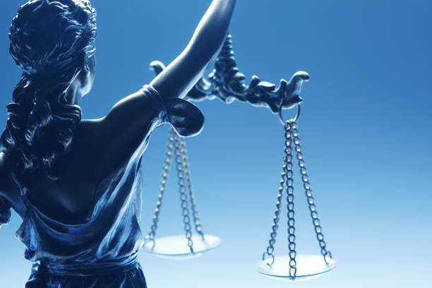 статуя леди юстиции - scales of justice legal system law balance стоковые фото и изображения