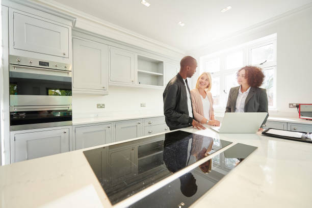 istock kitchen saleswoman with couple 1091922326
