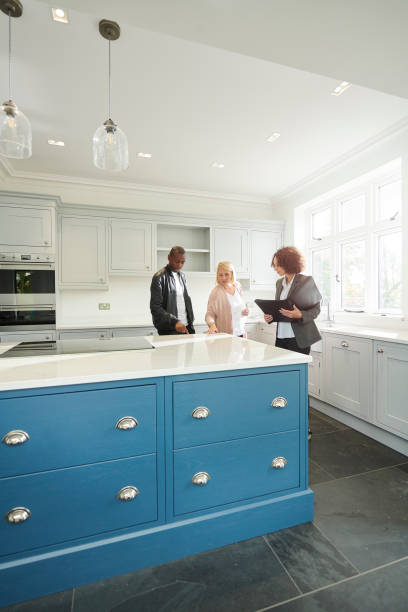 istock kitchen saleswoman with couple 1091922380