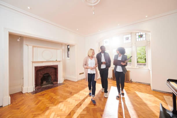 istock househunt couple with agent 1091923582