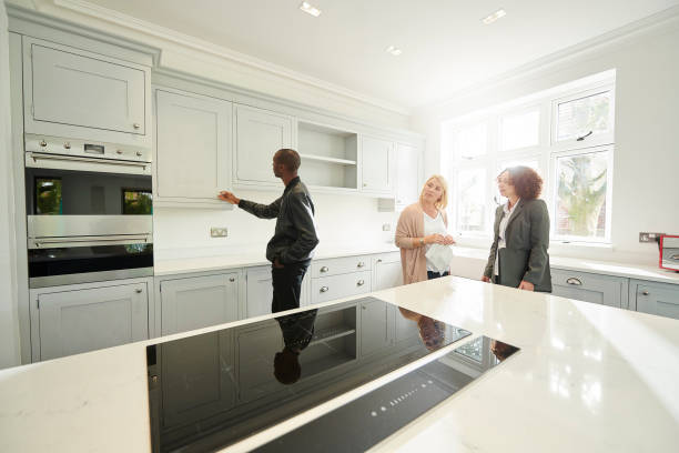 istock house viewing couple 1091923684