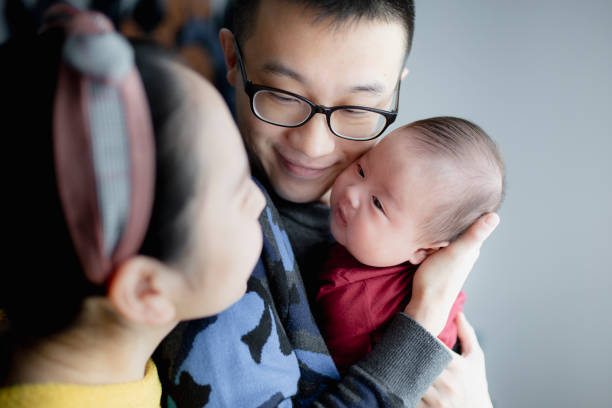 한 아기와 함께 중국 가족 - baby two parent family newborn family 뉴스 사진 이미지