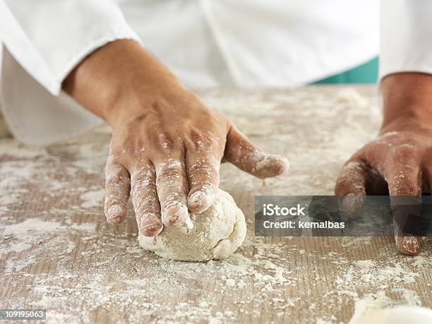 Teig Stockfoto und mehr Bilder von Anstrengung - Anstrengung, Arbeiten, Backen