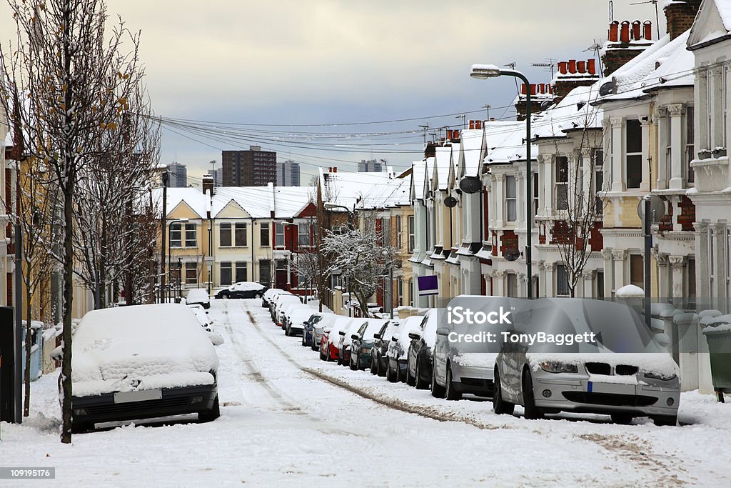Schneebedeckte Autos In einer abgestuften Street - Lizenzfrei Schnee Stock-Foto