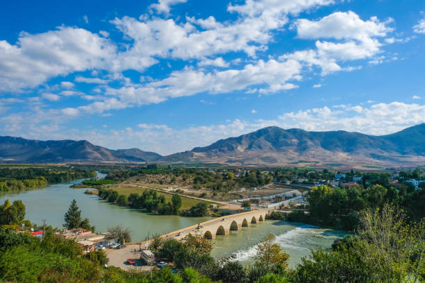 steinbrücke über den fluss, misis, ceyhan, adana - spring tree orchard forest stock-fotos und bilder