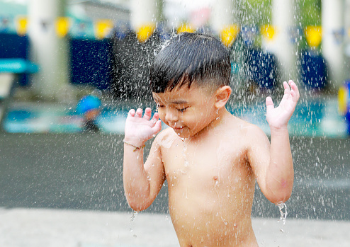 Niño niños jugando con agua durante tomar ducha photo