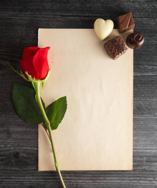 una pagina vuota per una lettera d'amore con cioccolatini e rose - long stemmed rose foto e immagini stock