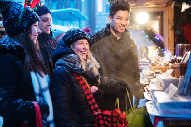 multi-etnische generatie z vrienden winkel voor kerstvakantie - cafe snow stockfoto's en -beelden