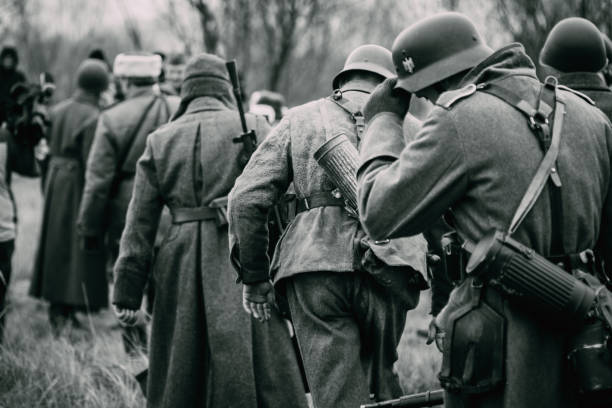 schwytani żołnierze niemiec idą do armii czerwonej - surrendering zdjęcia i obrazy z banku zdjęć