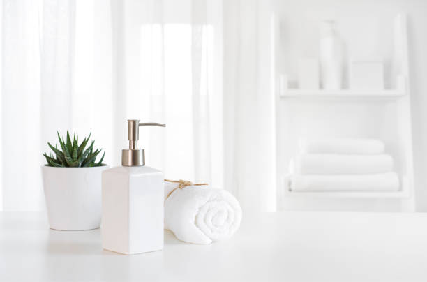 savon en céramique, serviette, espace copie sur fond flou spa blanc - produit de toilette photos et images de collection