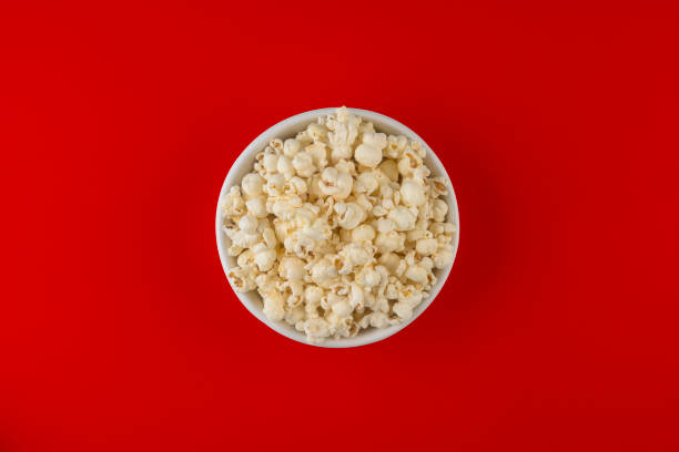 popcorn oglądany z góry na czerwonym tle - popcorn snack bowl corn zdjęcia i obrazy z banku zdjęć