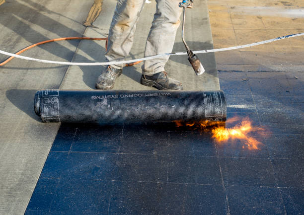 trabajador preparar parte del betún fieltro rollo por fusión por llama de gas calentador antorcha del material para techos. en la parte posterior de la vaina es el producto de sello "made in italy" - felt white paper textile fotografías e imágenes de stock