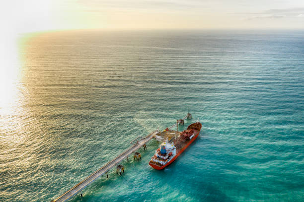 вид с воздуха на химический танкер в ожидании погрузки - oil shipping industrial ship oil tanker стоковые фото и изображения