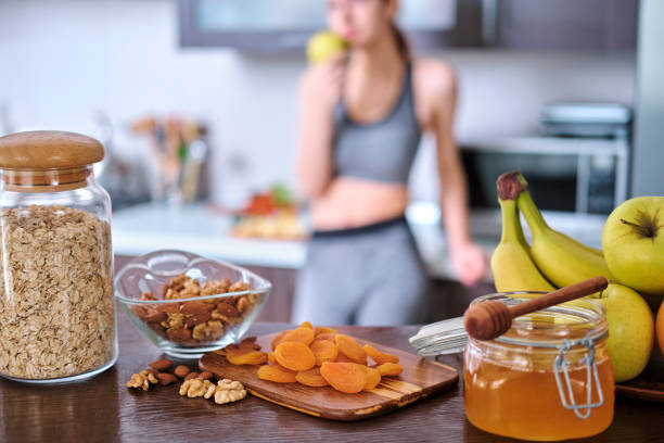 jeune femme mange une pomme après un entraînement. - sport food exercising eating photos et images de collection