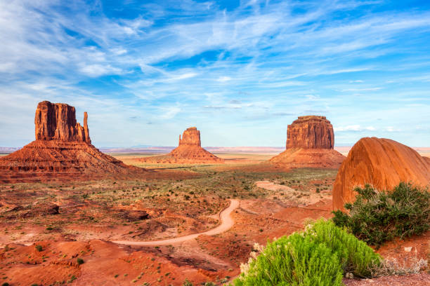 Monument Valley on the Border between Arizona and Utah, United States Monument Valley on the Border between Arizona and Utah, United States monument valley stock pictures, royalty-free photos & images