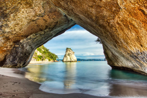 catedral cove en península de coromandel al amanecer, nueva zelanda - new zealand cathedral cove sea sand fotografías e imágenes de stock