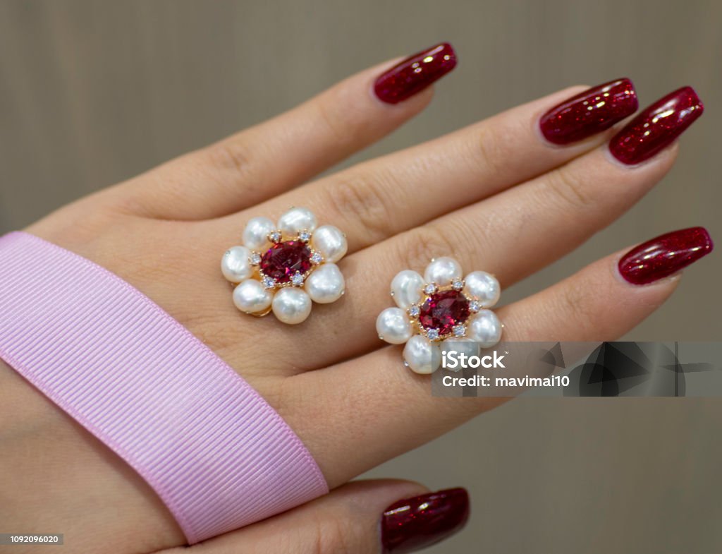 Schöne Nail Hand mit Perle Ohrringe - Lizenzfrei Künstlerische Nagelbemalung Stock-Foto