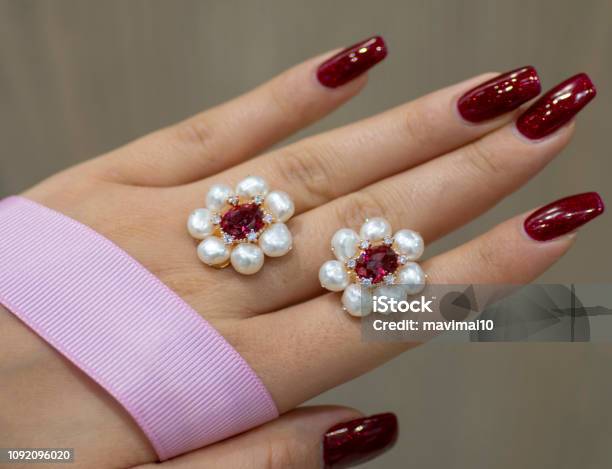 Schöne Nail Hand Mit Perle Ohrringe Stockfoto und mehr Bilder von Künstlerische Nagelbemalung - Künstlerische Nagelbemalung, Armband, Attraktive Frau